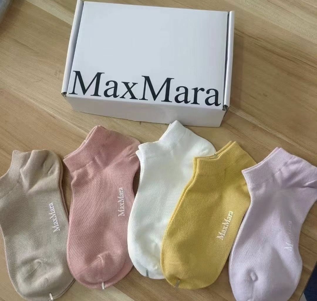 質感控必收！MaxMara五色短襪美到爆