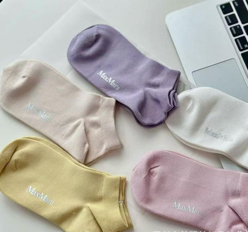 質感控必收！MaxMara五色短襪美到爆