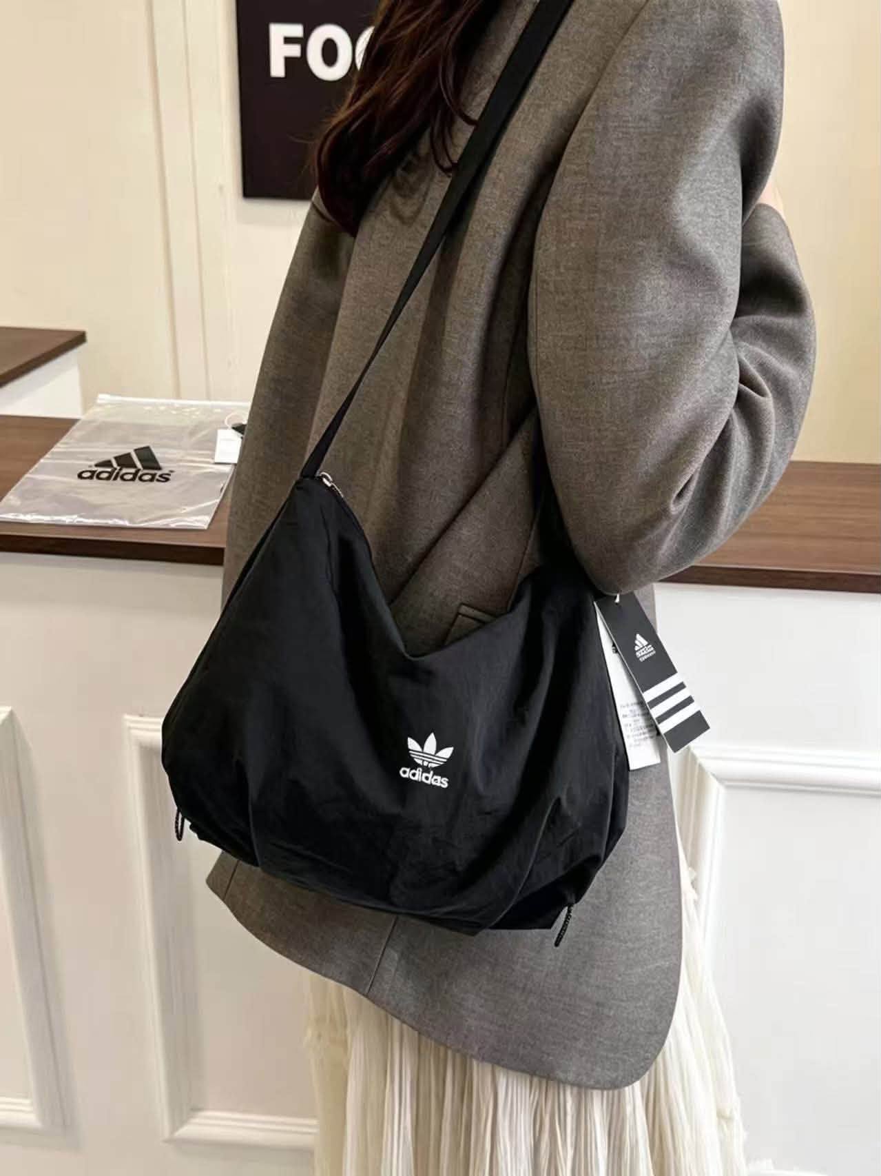 愛迪達運動斜背托特包